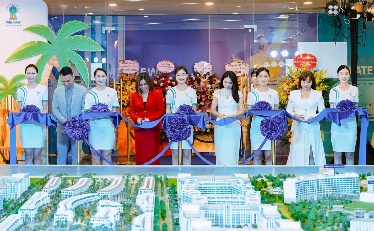 Sa bàn The 5Way Phú Quốc - Life Concepts chính thức khai trương tại Hà Nội, thu hút đông đảo khách hàng đến tìm hiểu dự án (Ảnh: Vinhomes).